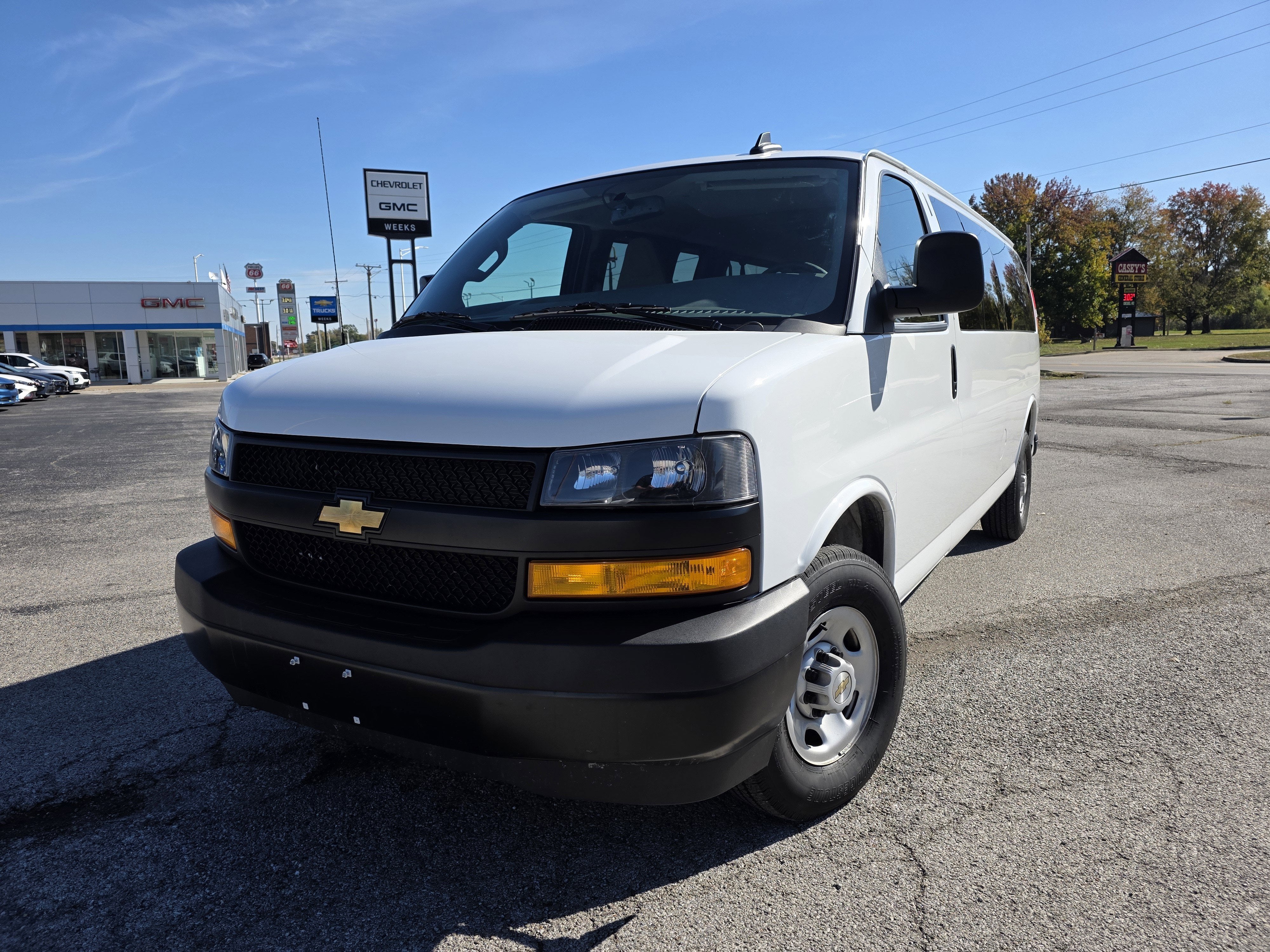 2025 Chevrolet Express Passenger 3500 1LS