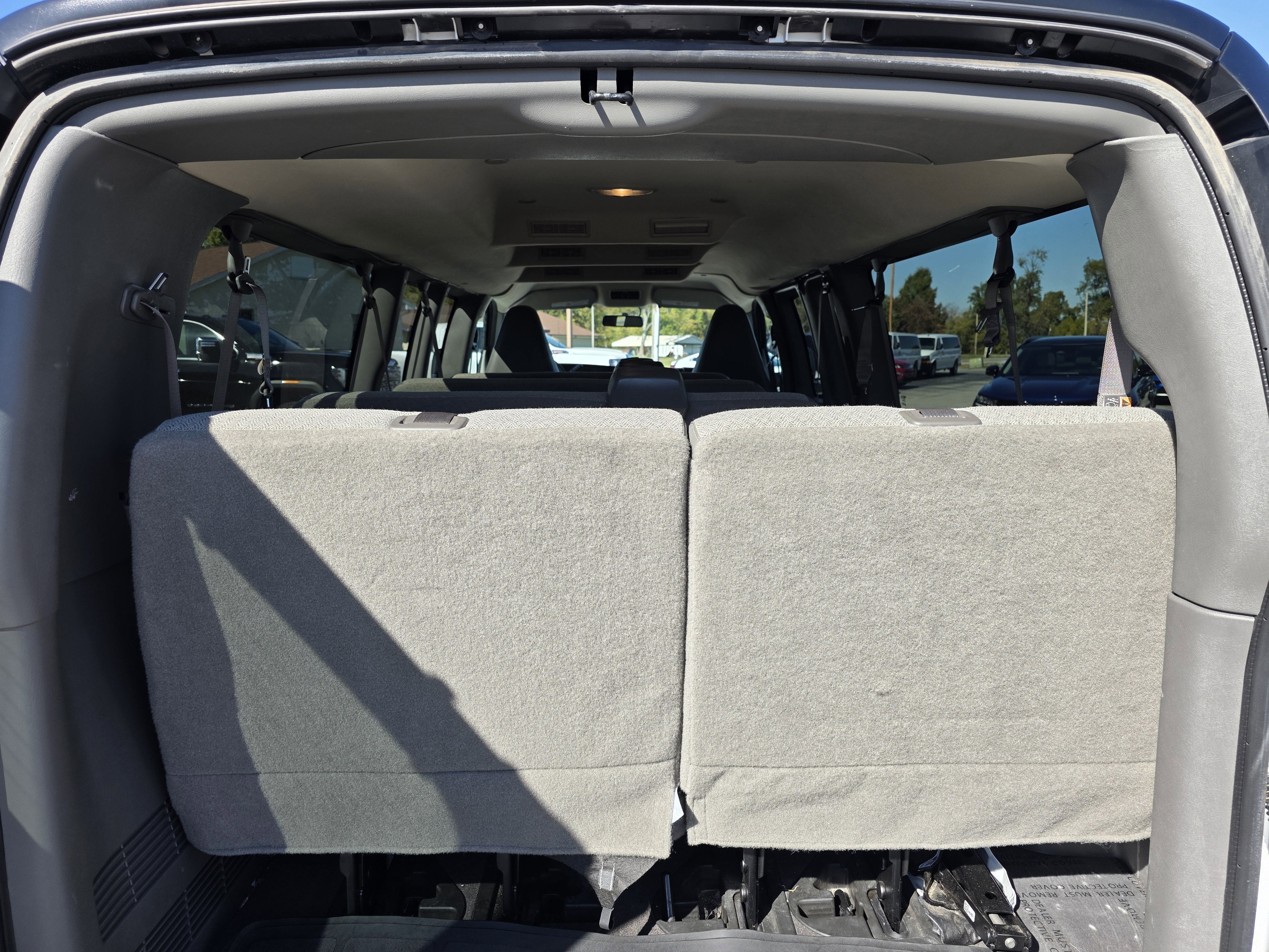 2025 Chevrolet Express Passenger 3500 1LS