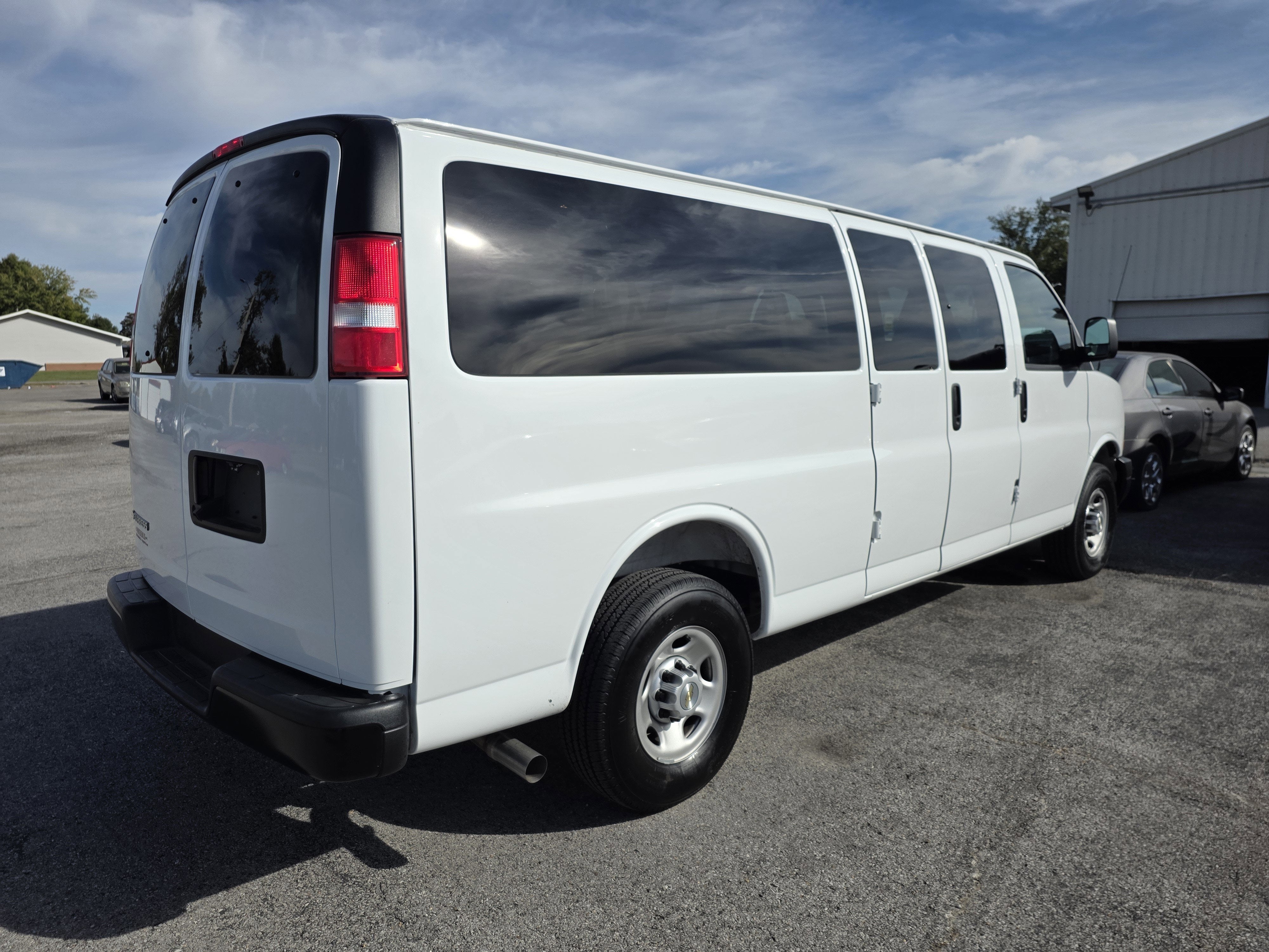 2025 Chevrolet Express Passenger 3500 1LS