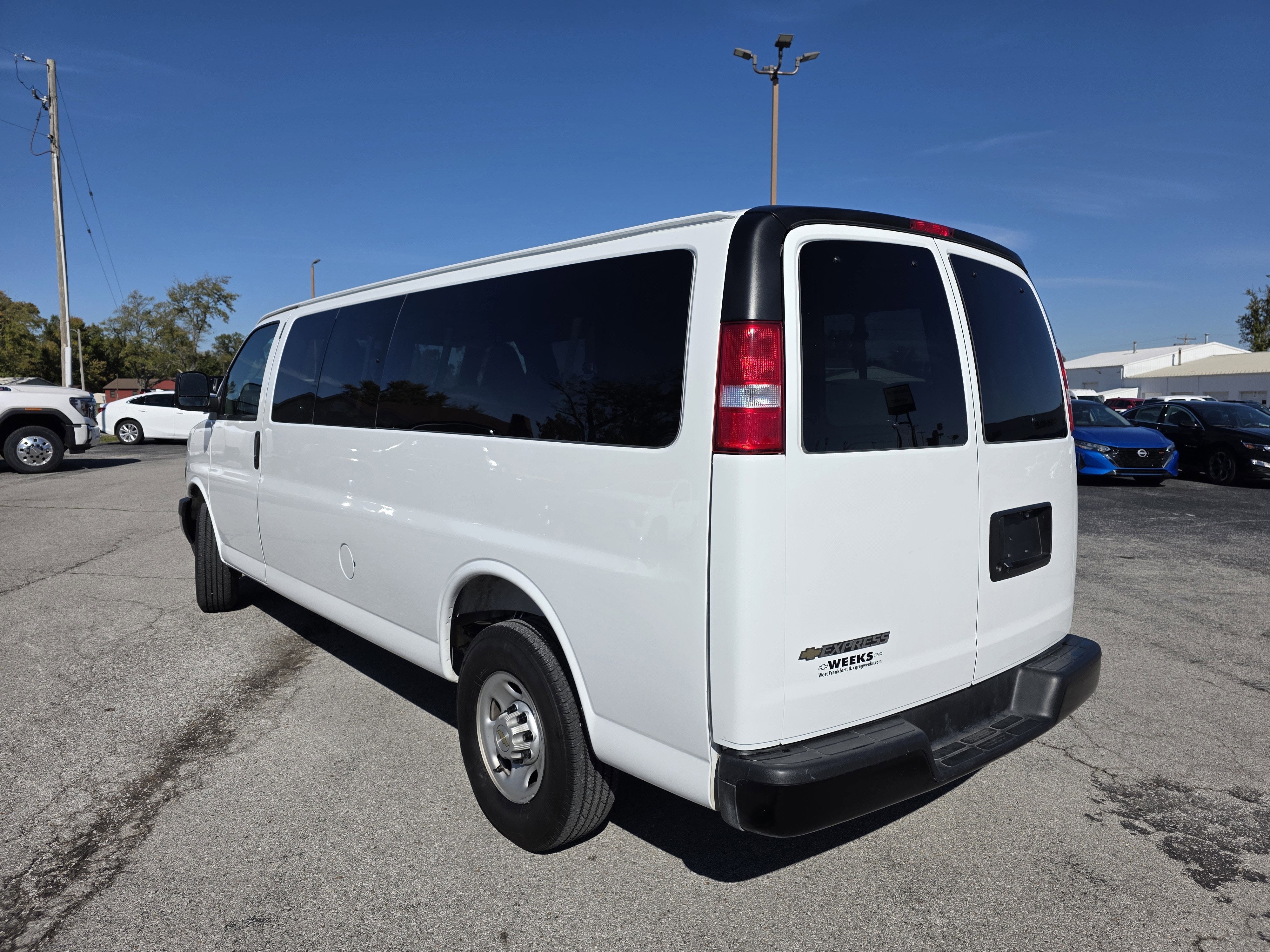 2025 Chevrolet Express Passenger 3500 1LS