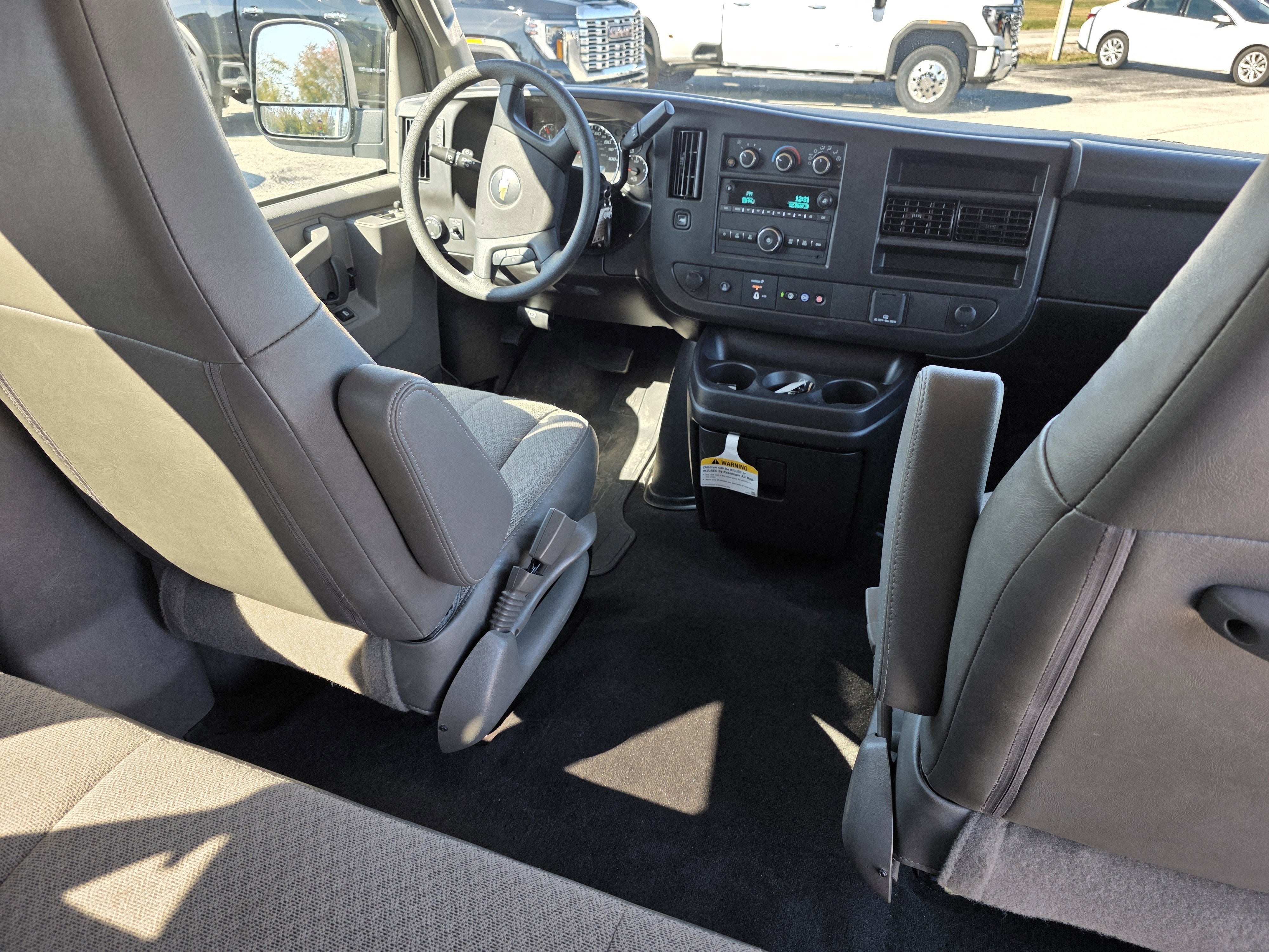 2025 Chevrolet Express Passenger 3500 1LS